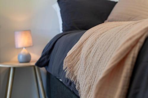 Balcony to Bogong - modern house ten minute stroll to town