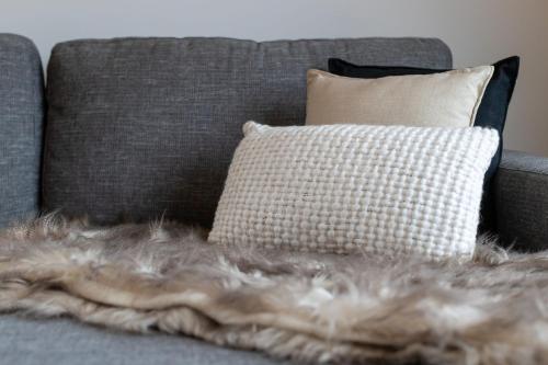 Balcony to Bogong - modern house ten minute stroll to town