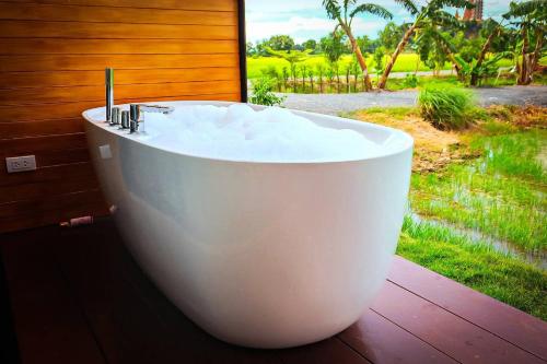 Whitehouse resort in Tha Muang