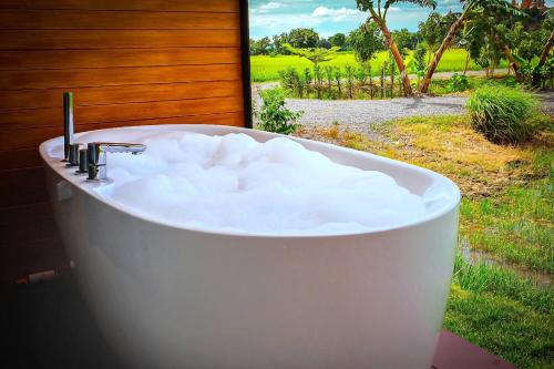 Whitehouse resort in Tha Muang