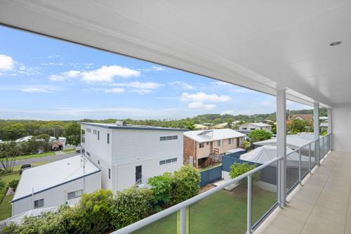 Blacklaw's Retreat - Rainbow Beach Views. Spacious. Fenced Yard.