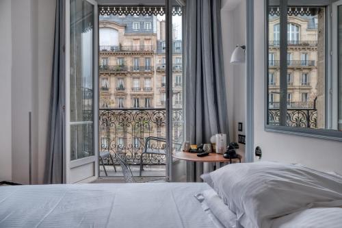 Double Room with Balcony image 8