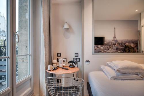 Double Room with Balcony image 3