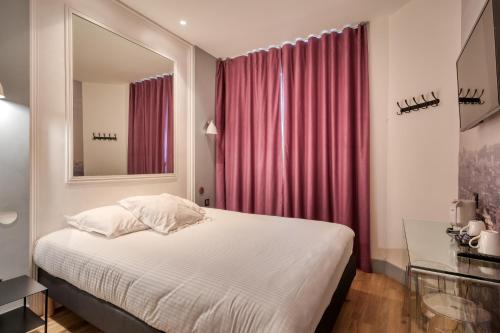 Double Room with Balcony image 6
