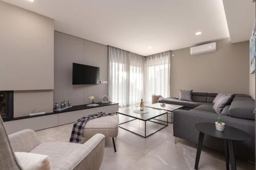 Villa Panamera by Briskva in 卡斯特里爾