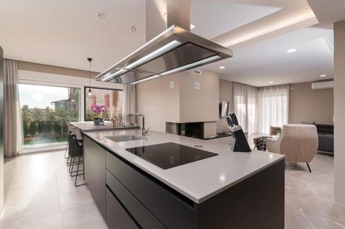 Villa Panamera by Briskva in 卡斯特里爾