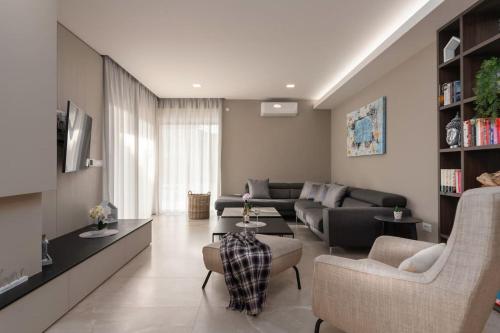 Villa Panamera by Briskva in 卡斯特里爾