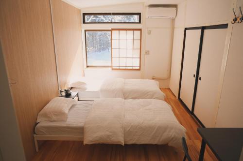 2 twin beds
