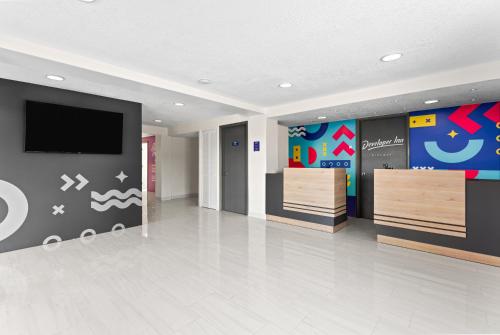 Vestíbulo, Howard Johnson by Wyndham Orlando Lake Buena Vista South in Orlando (FL)