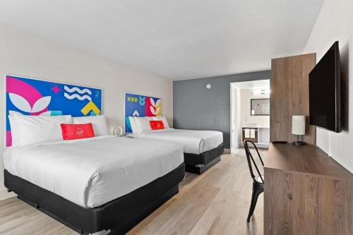 Magic Castle Inn & Suites Motel - image 8