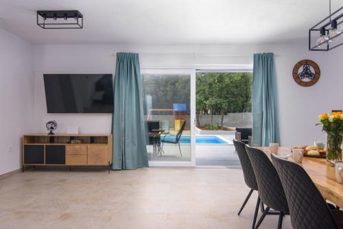 Létesítmények, Villa Tempest with Private Pool and Jacuzzi in Slivnica