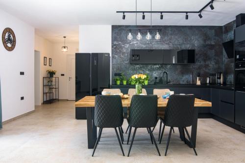 Villa Tempest with Private Pool and Jacuzzi in Slivnica