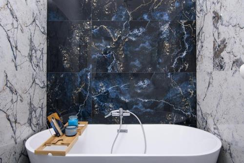 Fürdőszoba, Villa Tempest with Private Pool and Jacuzzi in Slivnica