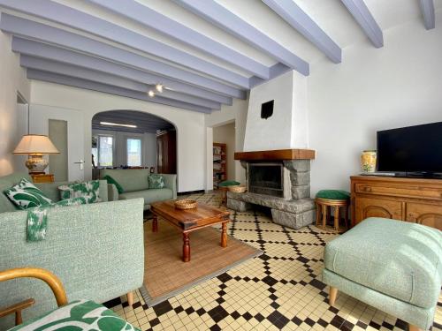 Gîte Le Gavre, 6 pièces, 10 personnes - FR-1-306-1223 (Maison de vacances spacieuse pres de la foret, avec jardin, cheminee, wifi, et equipements de loisir) in Le Gavre