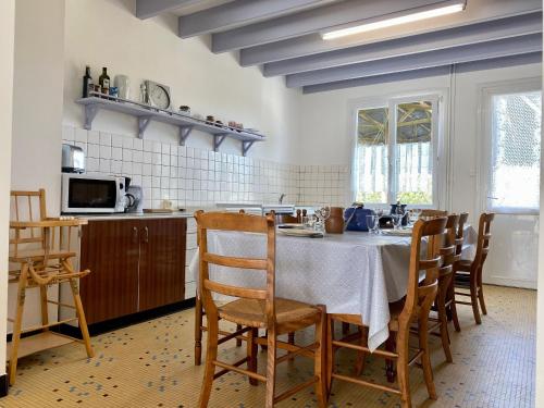 Gîte Le Gavre, 6 pièces, 10 personnes - FR-1-306-1223 (Maison de vacances spacieuse pres de la foret, avec jardin, cheminee, wifi, et equipements de loisir) in Le Gavre