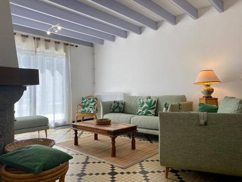 Gîte Le Gavre, 6 pièces, 10 personnes - FR-1-306-1223 (Maison de vacances spacieuse pres de la foret, avec jardin, cheminee, wifi, et equipements de loisir) in Le Gavre