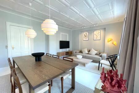 2 Bedroom Flat in Trendy Area - image 3