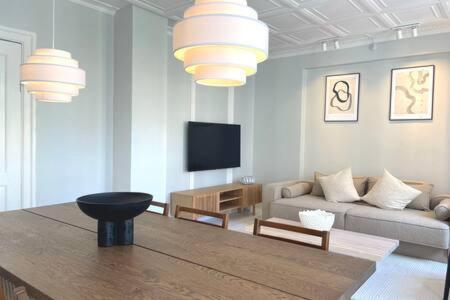 2 Bedroom Flat in Trendy Area - image 13