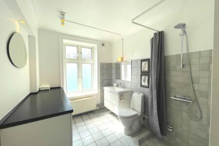 2 Bedroom Flat in Trendy Area - image 8