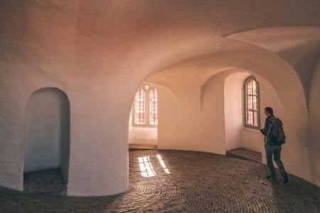 2 Bedroom Flat in Trendy Area - image 11