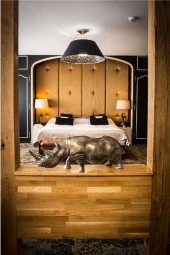 1 queen bed, 1 sofa bed