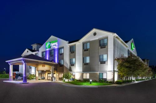 Holiday Inn Express Hotel & Suites - Belleville Area an IHG Hotel - main image