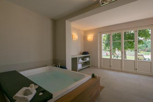 جاكوزي, Chic Tuscan Stay with Steam in Pietraia