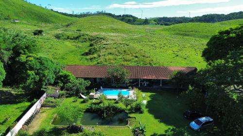 Sítio com piscina e lago para pescaria