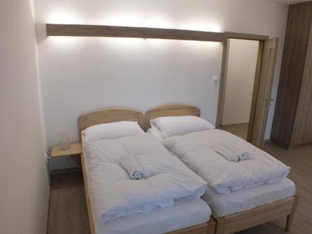4 twin beds