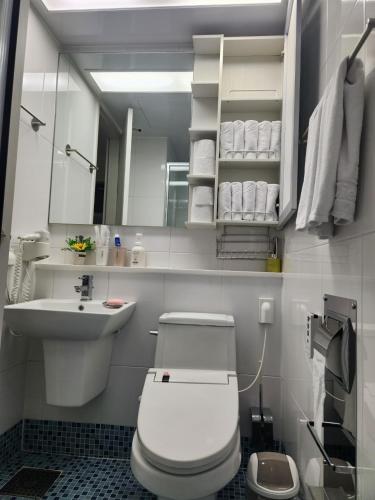 Standard Twin Room with Sea View image 4