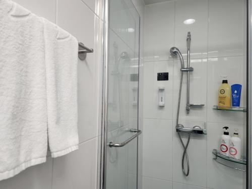 Standard Twin Room with Sea View image 2
