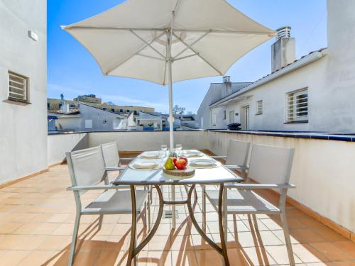 Apartment Platja de Roses-6 by Interhome