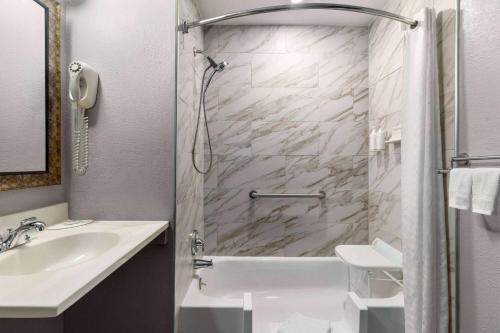 Accessible King Room with Bathtub - Non-Smoking