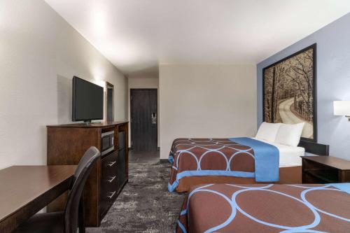 Super 8 by Wyndham Columbus - image 2