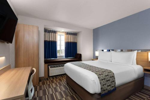 Microtel Inn and Suites - Zephyrhills - image 11