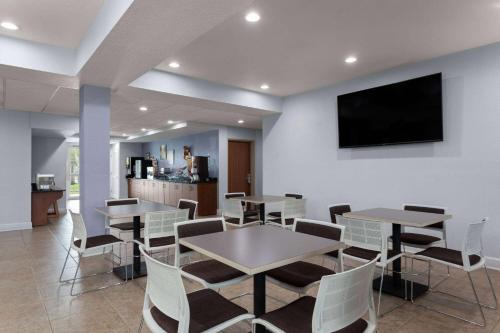 Food and beverages, Microtel Inn & Suites by Wyndham Zephyrhills in Zephyrhills (FL)