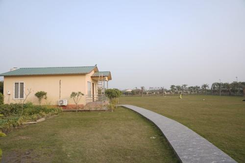 Serene, charming and party friendly Farmhouse sec 150 Noida