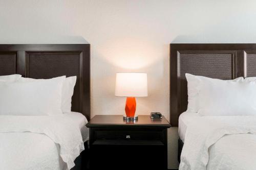 2 queen beds