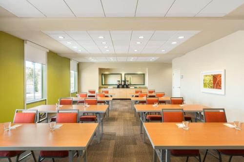 Home2 Suites by Hilton Farmington/Bloomfield - image 13