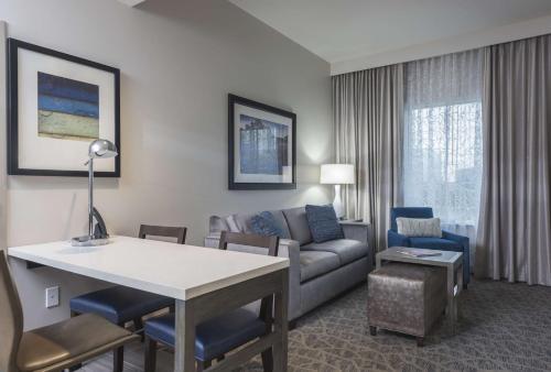 Embassy Suites by Hilton The Woodlands - image 7