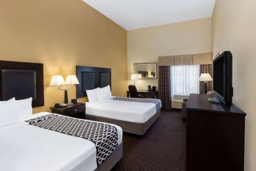 2 queen beds