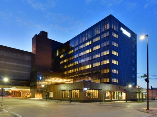 The Lismore Hotel Eau Claire - A Doubletree By Hilton