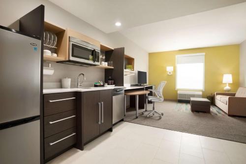 Home2 Suites by Hilton Houston Webster - image 3
