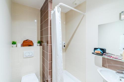 Montempo Apparthotel Lyon Viviani - 샤워실