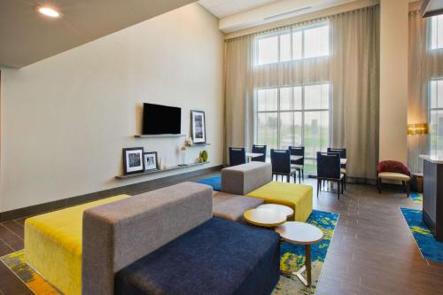Hampton Inn & Suites By Hilton Southwest Sioux Falls - image 8