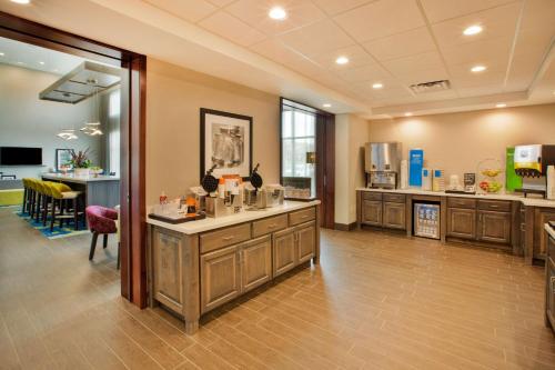 Hampton Inn & Suites By Hilton Southwest Sioux Falls - image 6