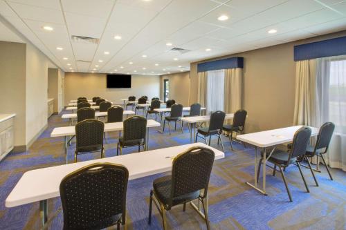 Hampton Inn & Suites By Hilton Southwest Sioux Falls - image 10