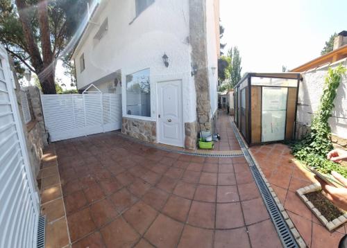 Exterior view, Casa Pinares in Mostoles