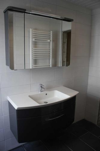 Two-Bedroom Apartment with Shower  image 2