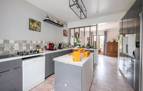 Konyha, Cozy Home In Le Vaumain With Kitchen in Thibivillers